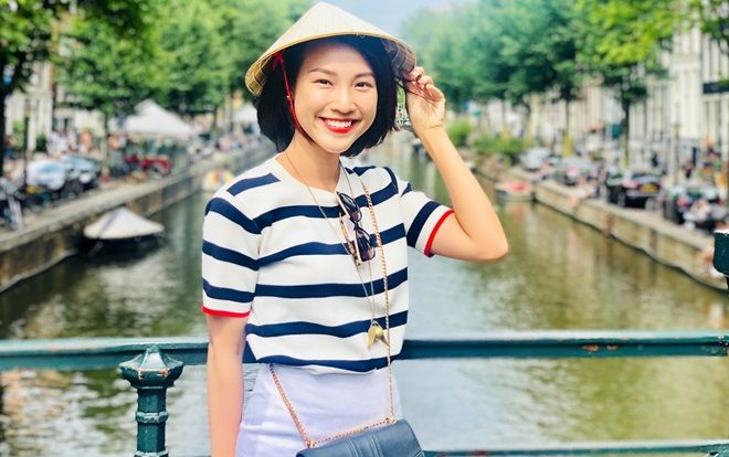 Đáng yêu như Hoàng Oanh, đội nón lá mang nét đẹp Việt đi khắp muôn nơi