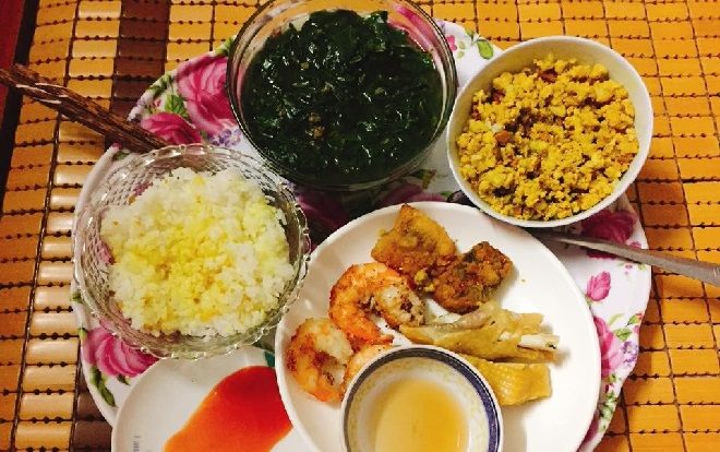 Mâm cơm cữ đạm bạc có rau, thịt băm nhưng hội chị em lại sốt xình xịch chỉ vì lý do đơn giản này!