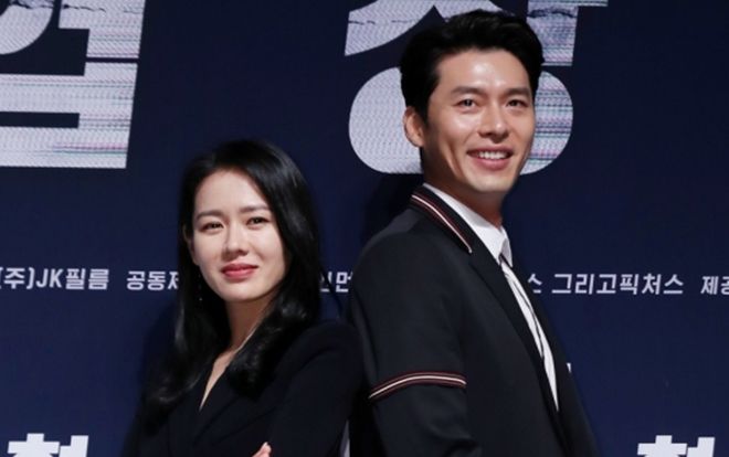 'Chị đẹp' Son Ye Jin bỗng nam tính, đọ vẻ đẹp trai với 'tài tử' Hyun Bin tại họp báo 'Negotiation'