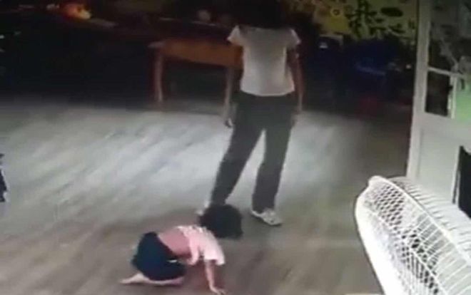 Không chịu ngủ trưa, giáo viên đánh đập bé gái 2 tuổi gây phẫn nộ