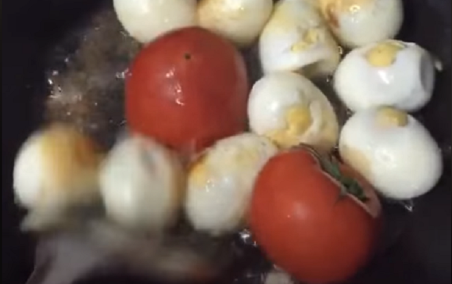 Cười ngất với món trứng xào cà chua có 1-0-2 do anh chồng 'đảm' chiêu đãi vợ