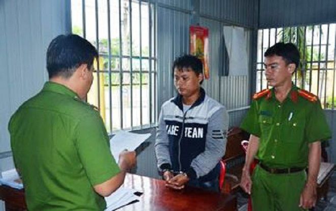 Cha dượng nhiều lần cưỡng bức con gái 14 tuổi khi vợ vắng nhà, dọa giết nếu phản ứng