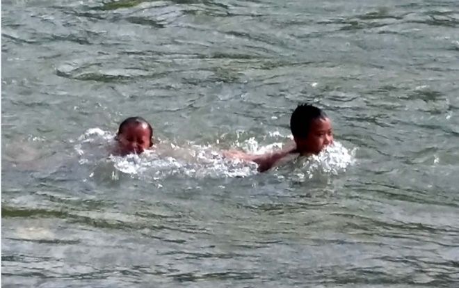 Rủ nhau đi tắm kênh 2 anh em họ đuối nước thương tâm