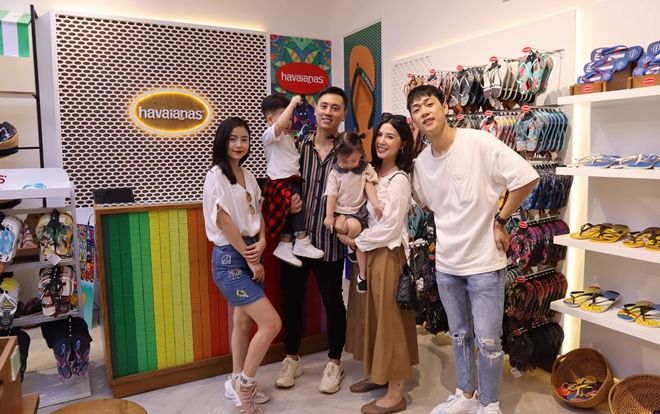 Phong cách thời trang giản dị của 2 gia đình hot nhất mạng xã hội