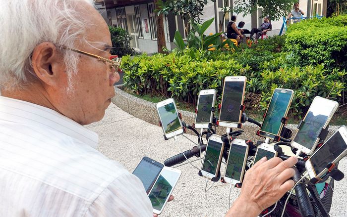 Ngã mũ trước cụ già 70 tuổi đạp xe chở 11 smartphone chỉ để đi bắt Pokemon