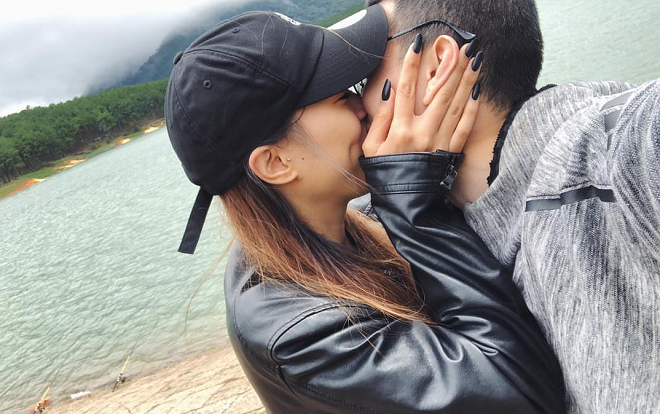 Huỳnh Anh 'khóa môi' bạn gái trong chuyến phượt Đà Lạt bằng mô tô