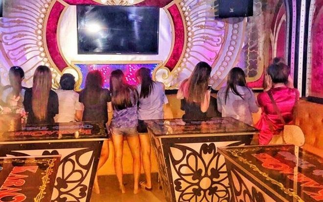 Đột kích quán karaoke ở Sài Gòn, phát hiện nhiều tiếp viên nữ ăn mặc 'mát mẻ'