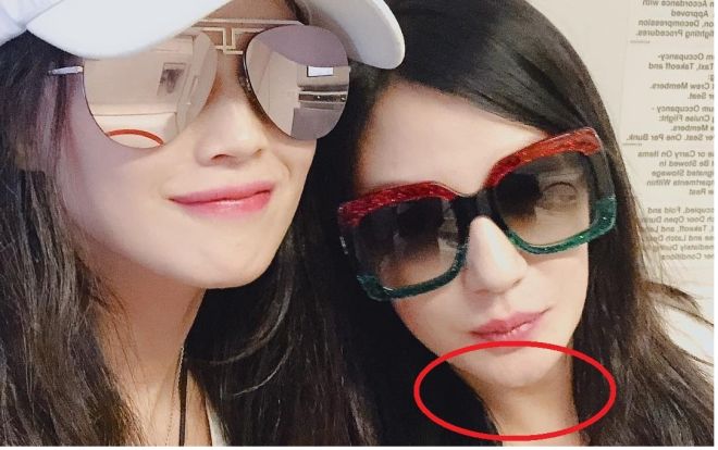 Ảnh đã chỉnh sửa thì đẹp lung linh, nhưng hình selfie của Triệu Vy lại già hơn hẳn Thư Kỳ chỉ vì lý do này