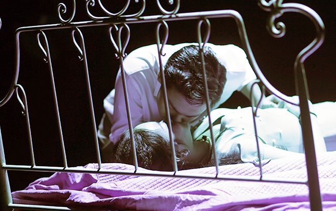 'Đỏ mặt' xem học sinh THPT Amsterdam 'khóa môi' cực ngọt ngay trên sân khấu biểu diễn kịch