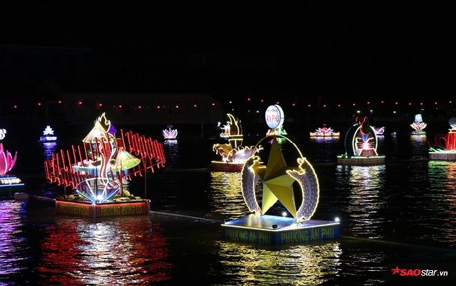 Hàng ngàn người thích thú chiêm ngưỡng vẻ đẹp đêm hội hoa đăng Cần Thơ
