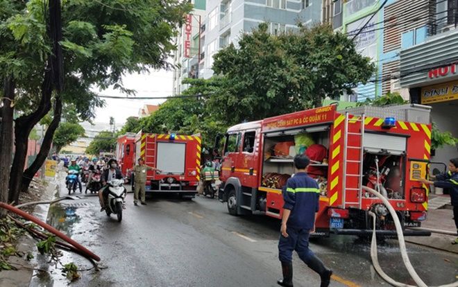 Cháy bãi giữ xe ở gần Sân bay Tân Sơn Nhất, 3 'xế hộp' bị thiêu rụi