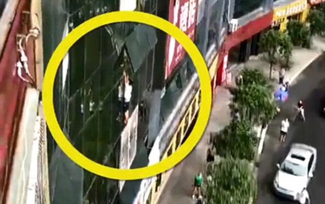 Thót tim cảnh bé trai treo lơ lửng ngoài cửa sổ tầng 8 không rõ lý do