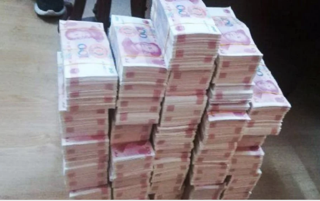 Ông bố liều mạng làm tiền giả để trang trải viện phí cho con gái