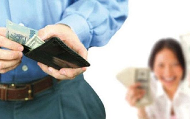 Khoe chiến tích thường xuyên trộm tiền của chồng không bị phát hiện, cô nàng bị dân mạng chỉ trích 'tưởng thế mà hay'