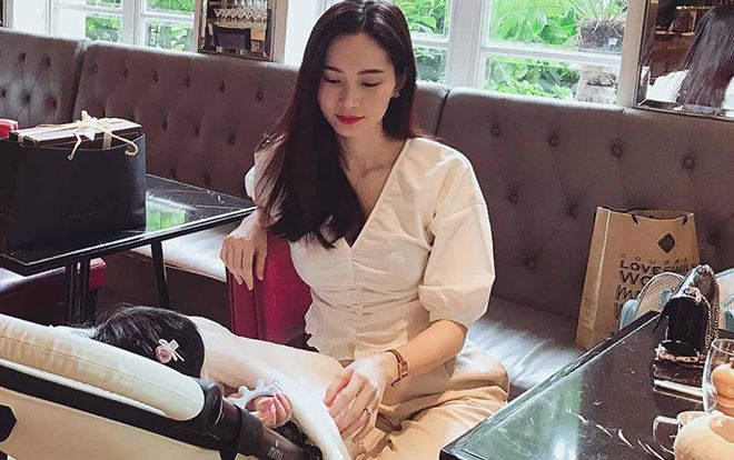 Hoa hậu Đặng Thu Thảo ngọt ngào bên con gái khiến fan 'tan chảy'