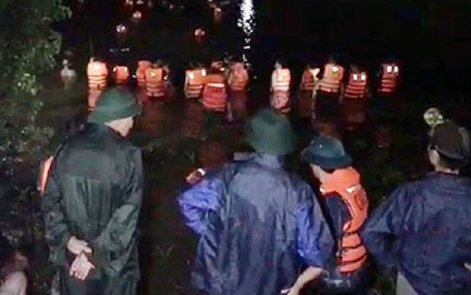 Xe máy chở 4 phóng nhanh ôm cua rồi lao thẳng xuống sông khiến 2 người tử vong