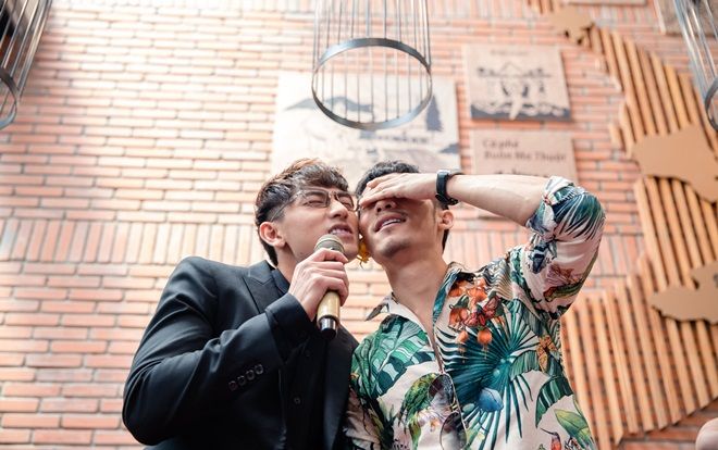 Thừa nhận 'gạ gẫm' Liên Bỉnh Phát, Isaac vẫn bị bạn diễn 'bóc phốt' không ngừng