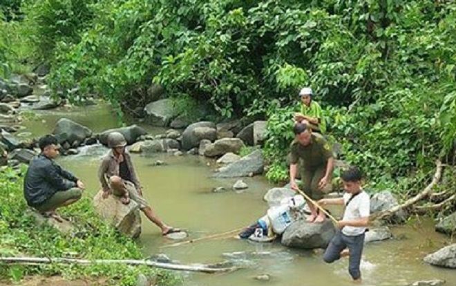 Phát hiện người đàn ông nằm chết bất thường giữa dòng suối