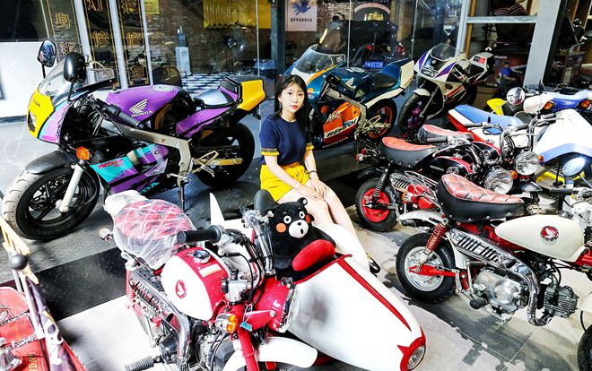 Choáng với bộ sưu tập mô tô khủng của cô nàng 9X xinh đẹp