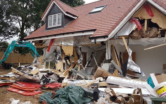 Bất mãn vì nợ lương quá lâu, nam công nhân phá tan nhà chủ