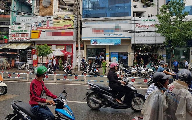 Kỳ cục án vừa xảy ra giữa Sài Gòn: Kẻ cướp ngân hàng ‘an nhiên’ rung đùi đếm tiền tại chỗ