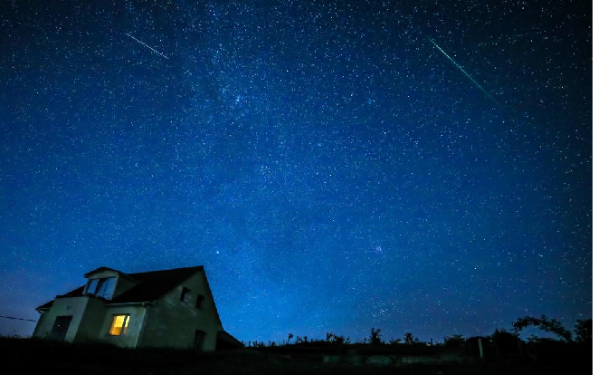 Mưa sao băng Perseid đẹp tuyệt vời trên bầu trời đêm
