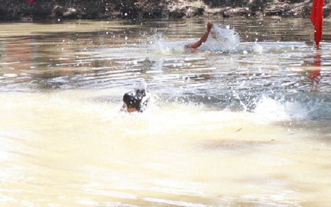 Thương tâm hai anh em họ trượt chân xuống ao đuối nước tử vong