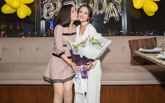 Cao Thái Hà diện váy ngắn đến mừng sinh nhật cô bạn gợi cảm Thanh Trúc