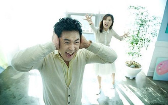 Khoe 'chiến tích' ném nhẫn cưới, xé giấy đăng ký kết hôn và đập điện thoại như cơm bữa, cô vợ trẻ khiến hội chị em nóng mặt