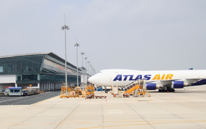 Ba chuyến bay phải dừng chờ vì phế thải rơi vãi ở sân đỗ