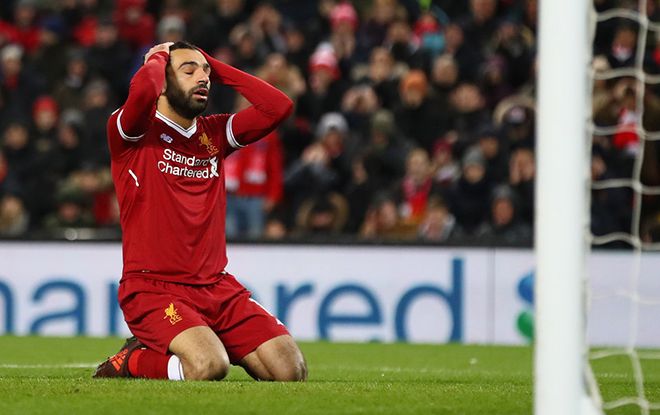 Sao Liverpool Mohamed Salah vừa lái xe vừa dùng smartphone gây tranh cãi