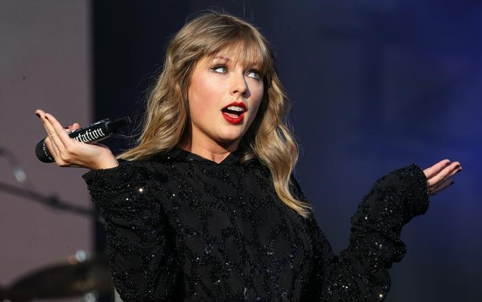 Dồn hết tiền gặp Taylor Swift tại Reputation Tour, Swifties… quên béng luôn vote giải cho nàng ư?