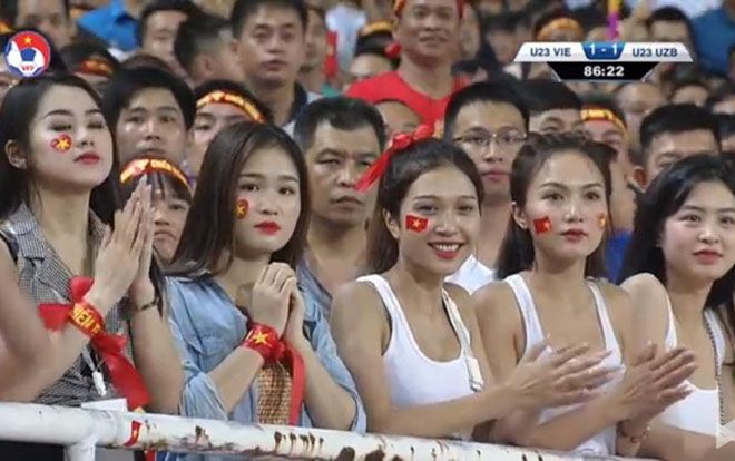 Nếu bạn muốn nổi tiếng khắp MXH chỉ sau 1 đêm, hãy ăn vận xinh đẹp và đi xem bóng đá giống các nữ sinh này!