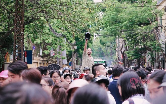 Những hình ảnh cảm động ngày cha mẹ đưa con đi nhập học: Chỉ lướt nhìn thôi đã thương trào nước mắt