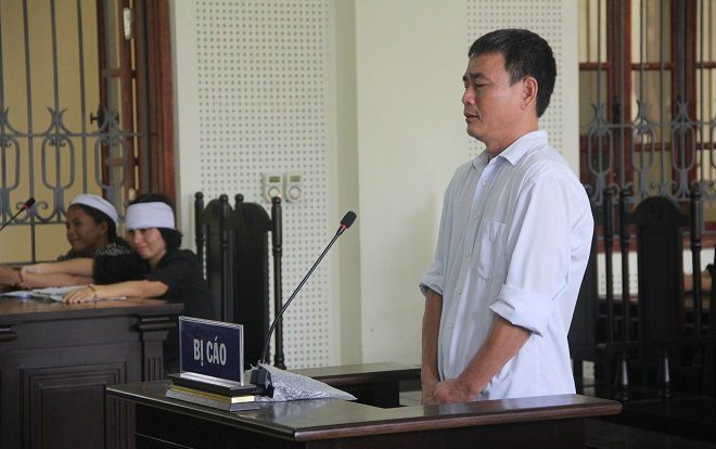 Mẫu thuẫn ở đám giỗ, cậu dùng gậy gỗ đánh cháu dập xương hộp sọ tử vong