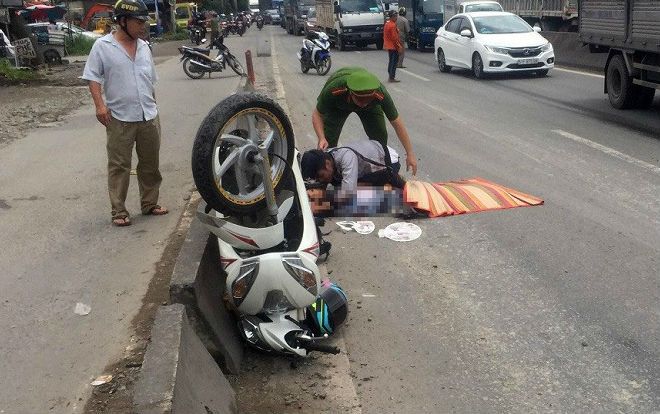Chàng trai bật khóc nức nở, ngã quỵ trước thi thể người yêu sau va chạm với xe tải