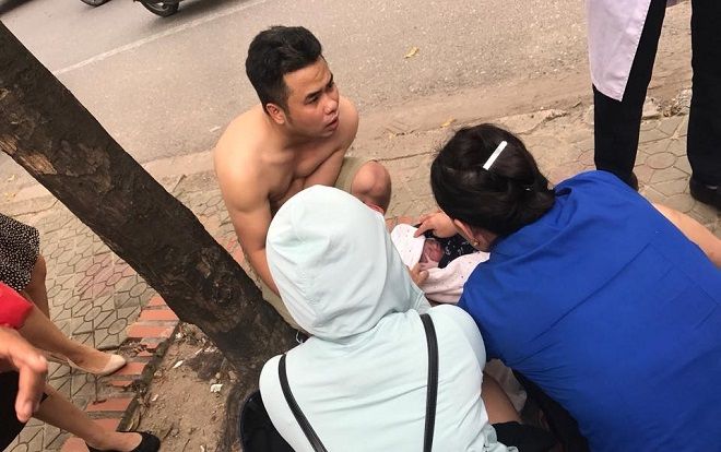Mẹ trẻ đẻ rơi giữa đường phố Hà Nội, 'ekip đỡ đẻ' là bác bán nước mía và tài xế taxi