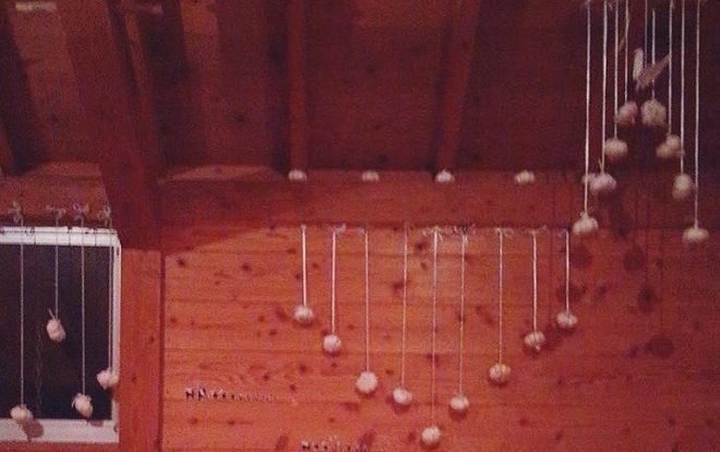 Căn phòng đẹp như phim khiến bao người xuýt xoa nhưng nhìn gần ai cũng giật mình