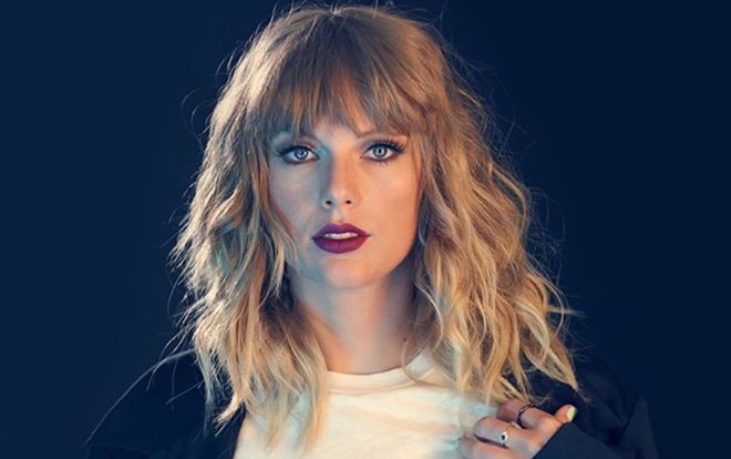 Taylor Swift khiến hàng chục nghìn fan xúc động tại 'Reputation Tour' khi kể lại kỉ niệm này