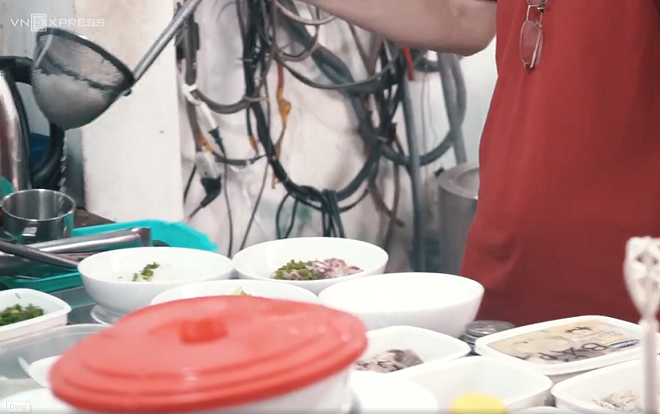 Quán phở dùng cân để tính thịt bán cho khách ở Sài Gòn