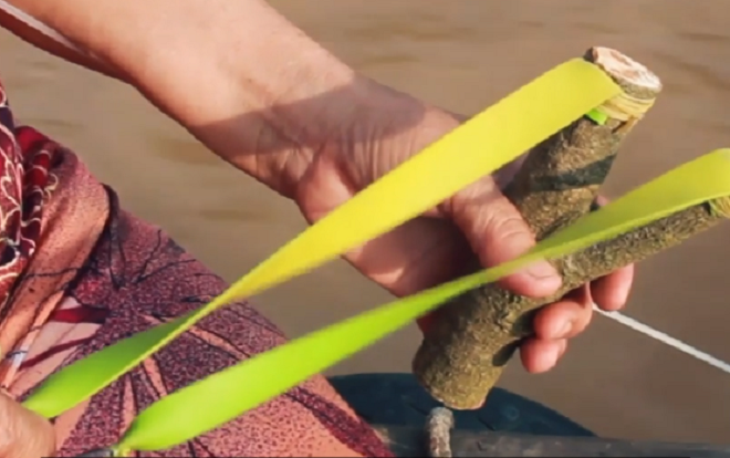 Dân xứ dừa chế ná thun, sắm ghe xua đuổi trộm cát