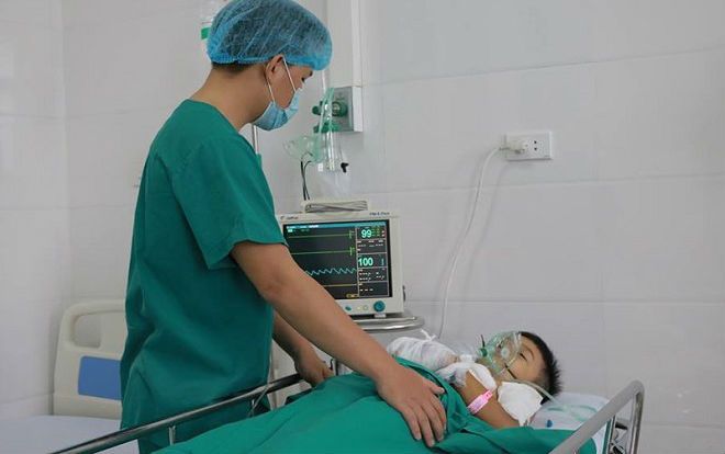 Đồ chơi bất ngờ phát ra tiếng nổ lớn, mẹ hoảng hốt phát hiện con trai chảy đầy máu