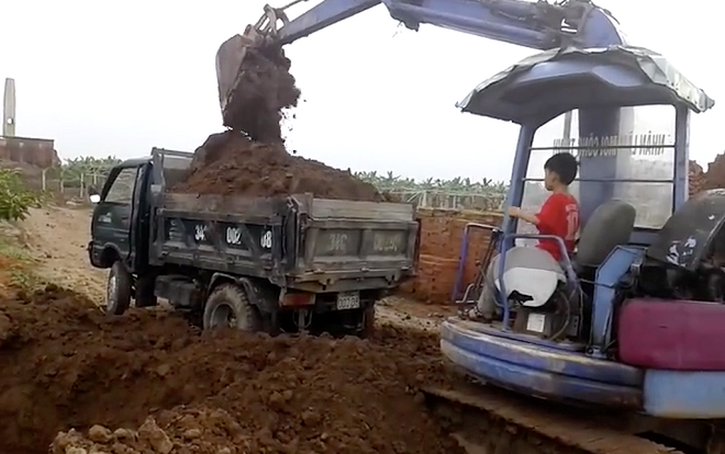 Những ông bố bà mẹ bất chấp nguy hiểm để con vài tuổi cầm vô lăng