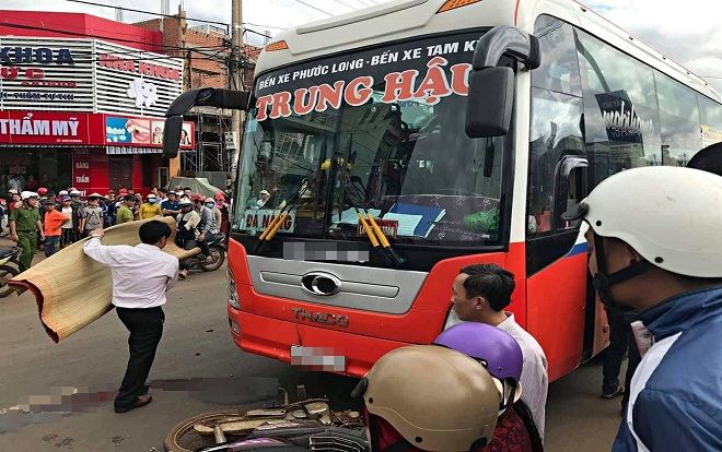 Người thân khóc ngất bên thi thể cụ ông 74 tuổi bị xe khách tông chết thảm