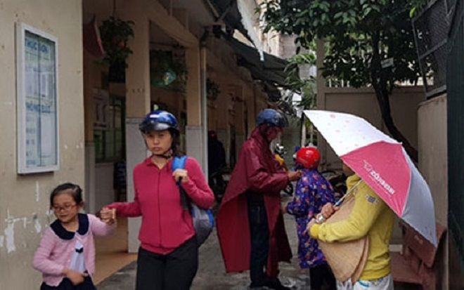 Bão số 4 sắp đổ bộ, các trường ở Hà Nội chủ động nghỉ hoặc lùi giờ học để tránh nguy hiểm cho học sinh
