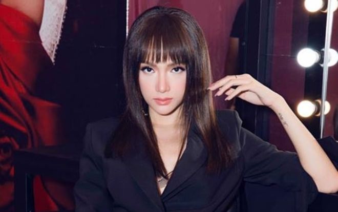 Hương Giang 'lột xác' với kiểu tóc mái ngang lưa thưa khiến fan chỉ còn biết ồ lên thích thú