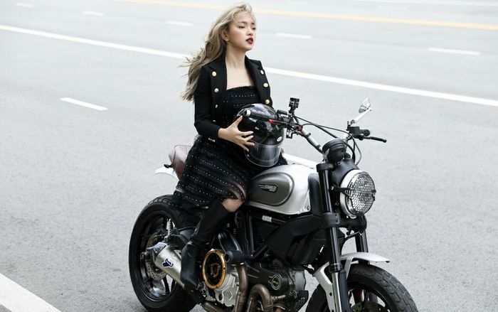 Châu Bùi mặc đầm cúp ngực gợi cảm nhưng lại cưỡi motor cực ngầu