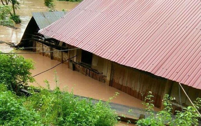 Mưa lũ khiến nhiều bản làng ở Nghệ An bị cô lập