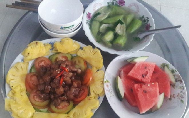 Không chỉ bị chê mâm cơm 4 người mà lèo tèo chẳng có gì để gắp, mẹ trẻ còn bị soi dùng đồ ăn sai cách