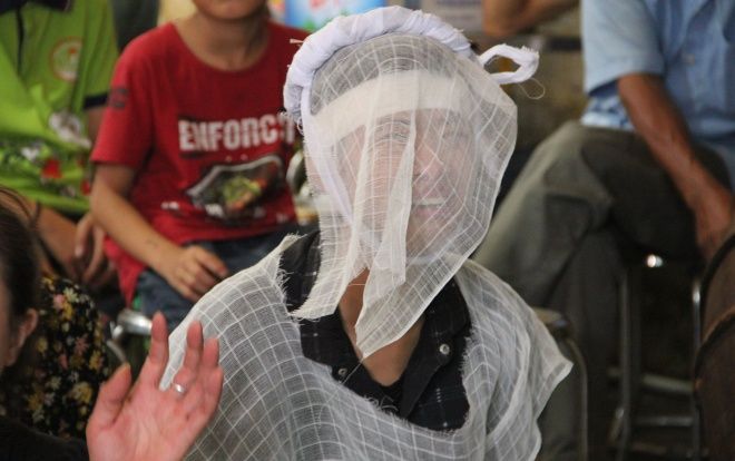 Công an phát loa, dán thông báo đặc điểm nhận dạng nghi phạm đột nhập vào nhà sát hại hai vợ chồng ở Hưng Yên